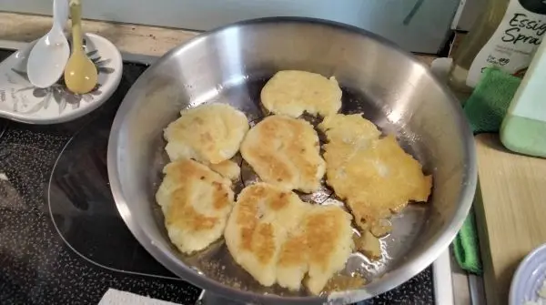 In einer Pfanne mit heißem Öl werden die Kartoffelpuffer etwas platt gedrückt und von beiden Seiten knusprig angebraten.