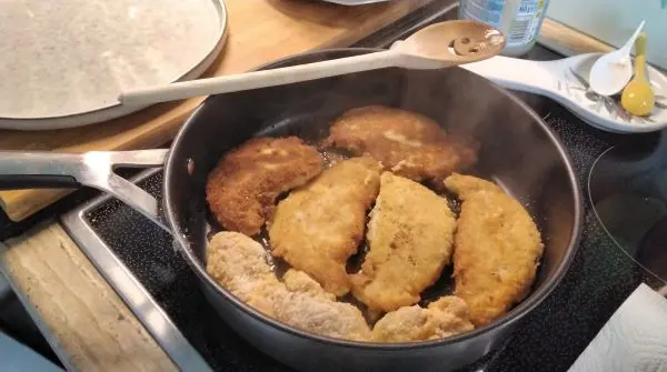 Als Zugabe habe ich kleine Putenschnitzel gebraten. Passte sehr gut. Gerne kann auch eine Soße dazu gereicht werden.