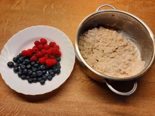 In einem weiten Topf kann man am besten einen guten Haferbrei kochen. Der Schneebesen sorgt dafür, dass nichts anbrennt.