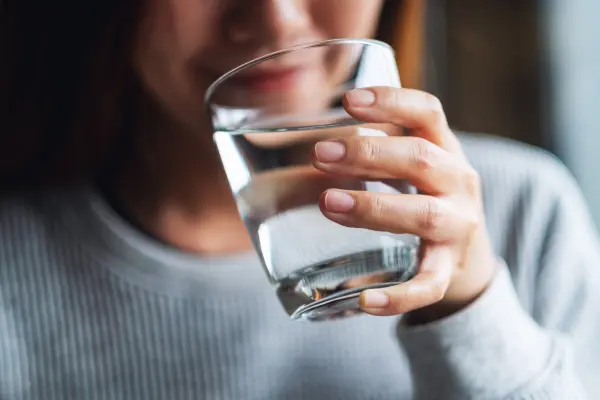 Trinke ausreichend Wasser, um Kopfschmerzen vorzubeugen und deinen Kreislauf zu unterstützen.