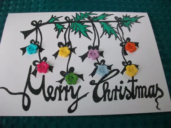 Bastle Deine persönliche Weihnachtskarte: Bunte Knöpfe als Christbaumschmuck machen aus Papier echte Unikate für deine Liebsten.
