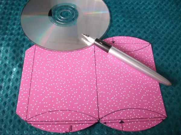 Zeichnet mit dem Nutstift die inneren zwei Rundungen mithilfe der CD nach, nicht zu fest, damit das Papier nicht bricht.