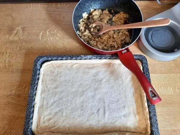 Bienenstich vom Blech mit Dinkelvollkornmehl: Der luftige Hefeteig wartet auf das köstliche Mandel-Topping aus der Pfanne.