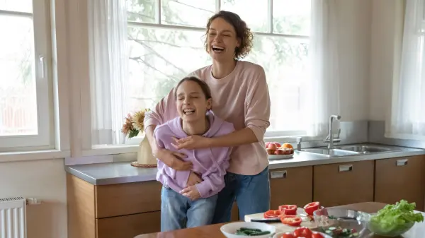 Wirst du gekitzelt, ist das für deinen Körper immer eine Überraschung und du musst lachen. Genau die fehlt, wenn du dich selber kitzeln möchtest.