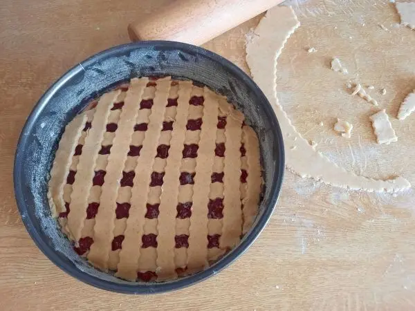 Aus einem dünn ausgewellten Mürbeteig wird mit viel Fingerspitzengefühl ein Gitter hergestellt.