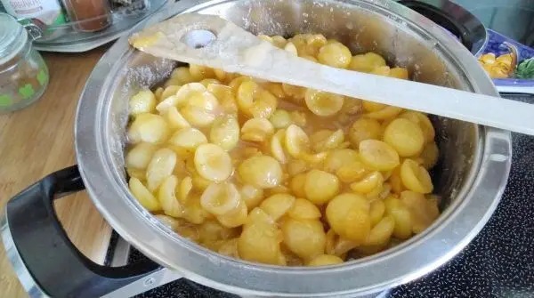 Entkernt und mit etwas Vanilleextrakt und Orangenlikör verfeinert, habe ich diese Früchte gekocht.