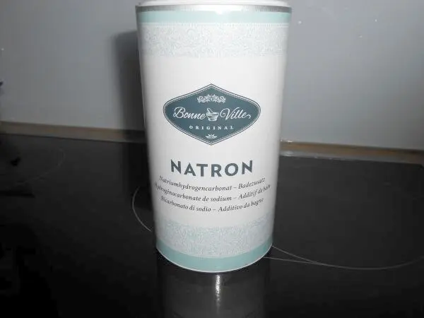 Natron eignet sich ideal für ein Fußbad gegen Fuß- und Nagelpilz – 1 kg Packungen sind zudem relativ günstig.
