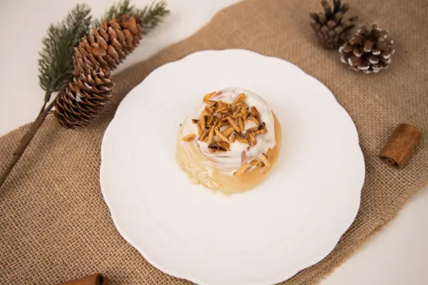 Zimtschnecken mit Frischkäse-Frosting: Lockerer Hefeteig, cremiges Frosting und geröstete Nüsse, ideal für winterliche Nachmittage. Zimtschnecken mit Frischkäse-Frosting: Saftig, zimtig und mit cremigem Topping – perfekt für deinen nächsten Winterkaffee.