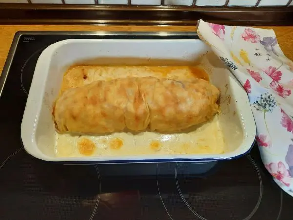 Noch kunstvoller ist es, den fertig gerollten Strudel unbeschädigt in eine vorbereitete Form zu setzen.