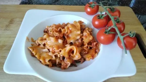 Schnelle One-Pot-Nudeln mit Hackfleisch und Tomaten – probiere das einfache Rezept aus nur einer Pfanne.