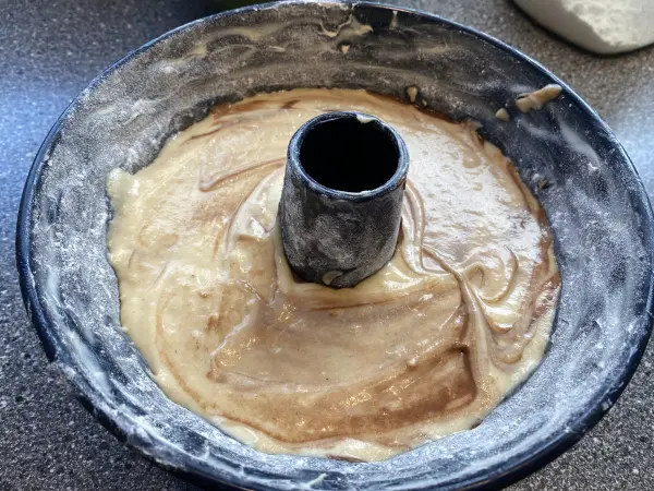 Dann kommt der Teig in die Backform. Der lässt sich dank des Tricks nach dem Backen ganz einfach aus der Form lösen.