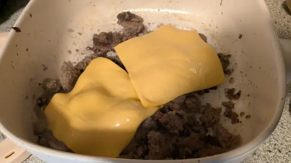 In der elektrischen Pfanne (Audecook) habe ich das Hackfleisch krümelig gebraten, zusammen mit dem Käse.