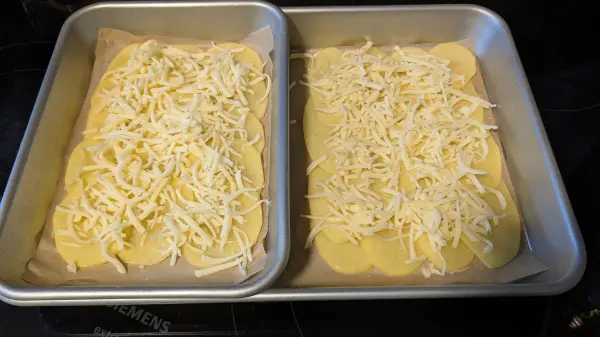 Kartoffelsandwich vorbereiten: Ich habe für die Kartoffelscheiben und den Käse kleine Backbleche benutzt.