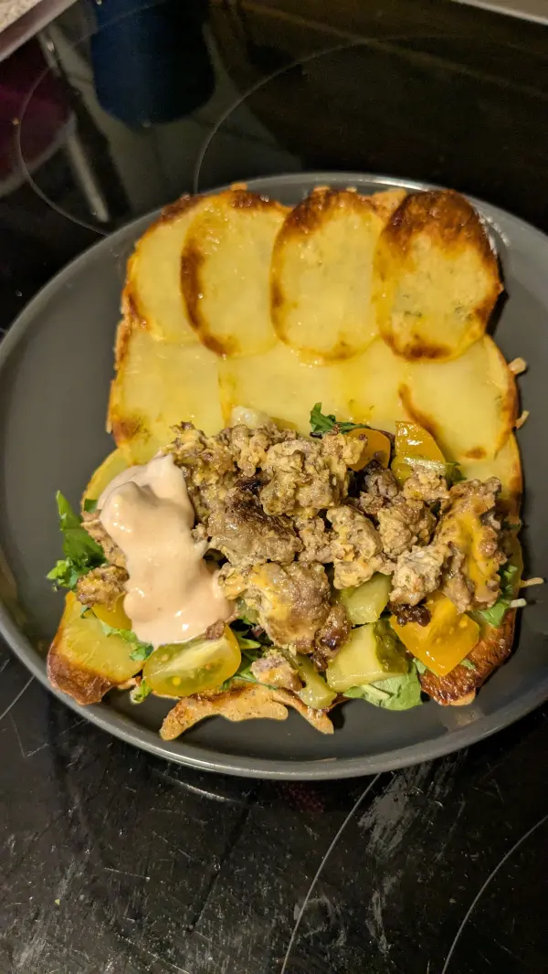 Nachdem das Backpapier vorsichtig abgezogen wurde, kann das Belegen des Kartoffelsandwich beginnen.