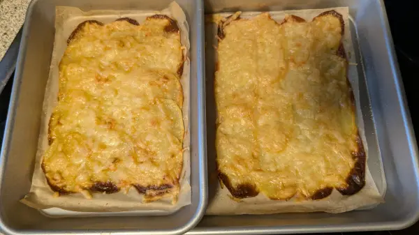 Auf diesem Bild sieht man, wie schön die Kartoffelscheiben im Backofen gebacken sind.