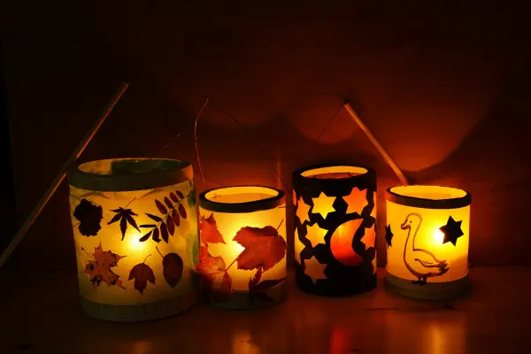 Dass Kinder singend von Tür zu Tür ziehen, war früher im Herbst Tradition. Häufig haben sie dann etwas von der Ernte der Menschen abbekommen. Die Laternen haben ihnen dabei den Weg beleuchtet. Dass Kinder singend von Tür zu Tür ziehen, war früher im Herbst Tradition. Häufig haben sie dann etwas von der Ernte der Menschen abbekommen.