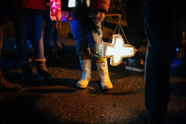 Mit deiner Laterne ziehst du zum St. Martinstag los, um daran zu erinnern, wie schön gemeinsames Teilen sein kann. Mit deiner Laterne beim Martinsumzug erinnerst du an das Teilen und die Hilfsbereitschaft des heiligen Martin.