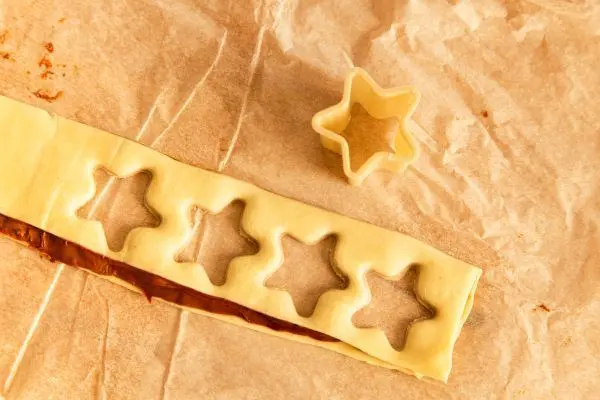 Aus einem Blätterteig-Streifen kannst du kleine Sterne ausstechen, die im Handumdrehen zu Christbaumspitzen werden. Aus einem Blätterteig-Streifen kannst du kleine Sterne ausstechen, die im Handumdrehen zu Christbaumspitzen werden.