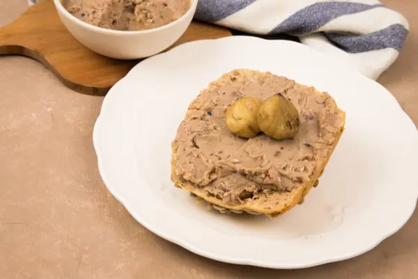 Du kannst die Maronencreme zum Beispiel pur als Brotaufstrich verwenden.
