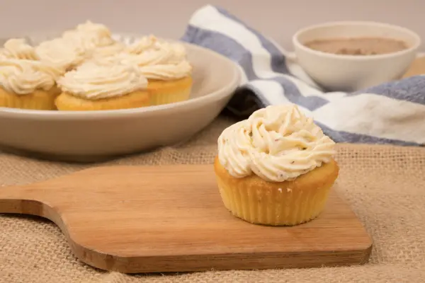 Die Creme aus Esskastanien macht sich auch super als Füllung in Maronenmuffins. Getoppt von einem Maronen-Frosting werden sie zum absoluten Herbst-Genuss.