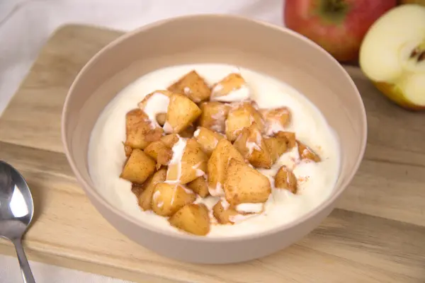 Die Äpfel aus der Heißluftfritteuse schmecken warm am besten. Du kannst sie auf Joghurt, Eis oder Porridge genießen.