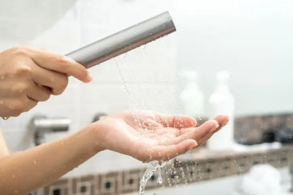 Warmwasser verbraucht ordentlich Energie. Verbrauchst du beim Duschen oder Händewaschen weniger davon, kannst du Heizkosten sparen.