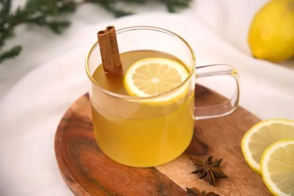 Der heiße Limoncello ist der perfekte Drink für Weihnachten und geht sogar auch als alkoholfreie Variante.