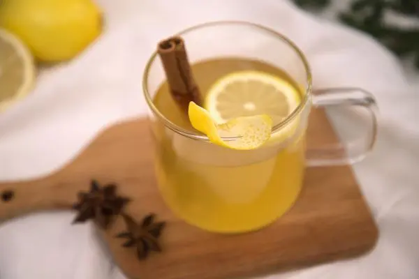 Die Zitronenzeste kannst du dann als Deko auf den Glasrand deines Heißgetränks setzen.