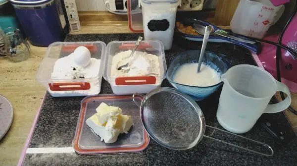 Zutaten, die man meistens zu Hause hat, bis auf die Buttermilch, doch die kann man zur Not schnell selbst machen.