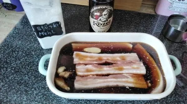 Die Scheiben werden mehrere Stunden in dem Bierbad eingelegt und danach abgetrocknet.