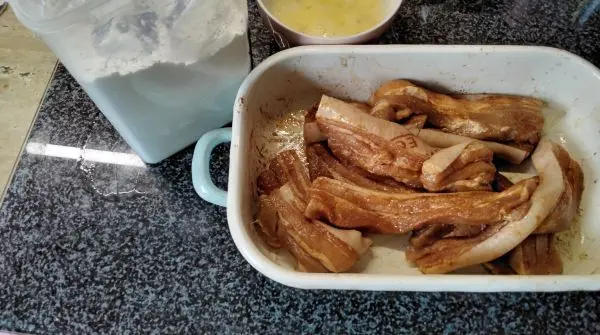 Die Marinade gut einmassieren. Ich habe dann noch die Scheiben in Panko-Mehl gewendet und gebratenen.