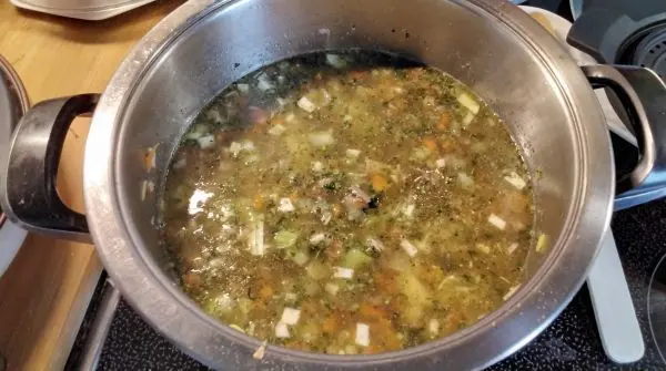 So sieht die fertige Chorizo-Suppe im Topf aus. Jetzt nur noch heiß genießen!