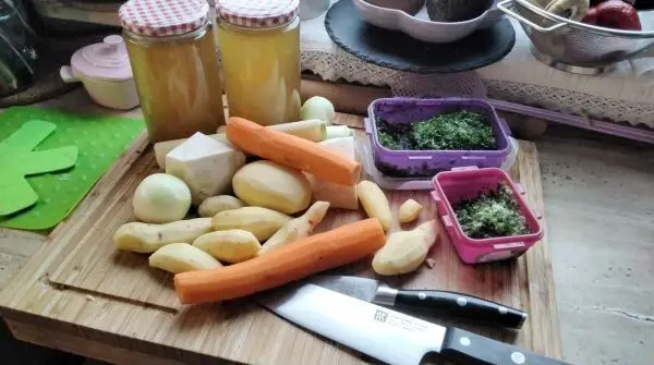 Man braucht eigentlich nicht viel: eine Packung Suppengemüse, speckige Kartoffeln (Bamberger-Hörnchen), Zwiebeln und Knoblauch.