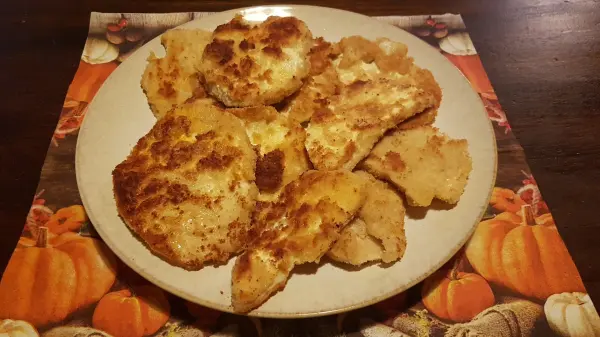 Den Wiesen-Bovist in Scheiben geschnitten, paniert und in der Pfanne ausgebacken, ergibt ein leckeres Bovist-Schnitzel.