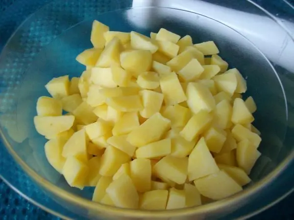 Die kleingeschnittenen Kartoffeln werden nach dem Kochen zum Stampfen oder Pürieren in eine große Schüssel gegeben.