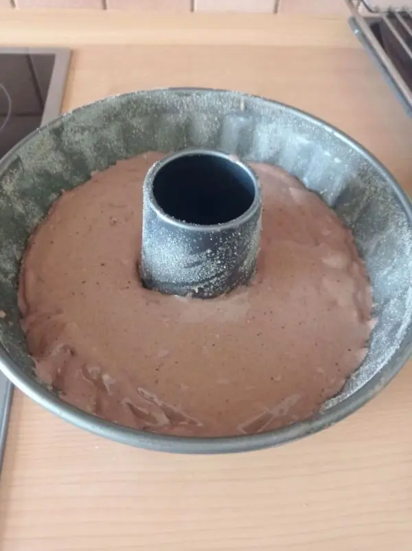 Nachdem Mehl und Kakaopulver ebenfalls untergerührt sind, gibt man den Teig in die Form und der Rotweinkuchen kann in den Ofen.