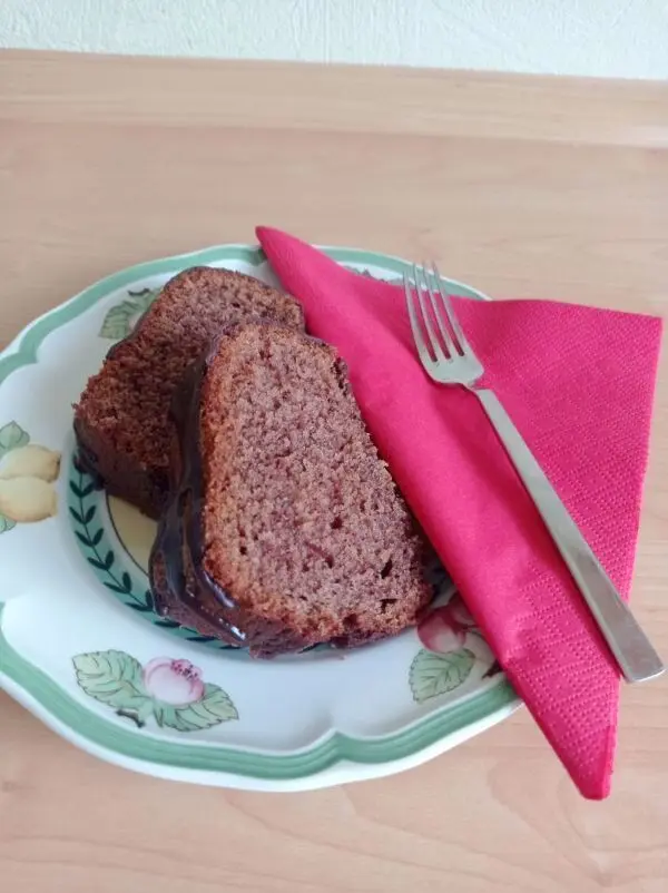 Aufgeschnitten schmeckt dieser aromatische Rotweinkuchen nach Omas Original-Rezept sehr gut zum Kaffee.