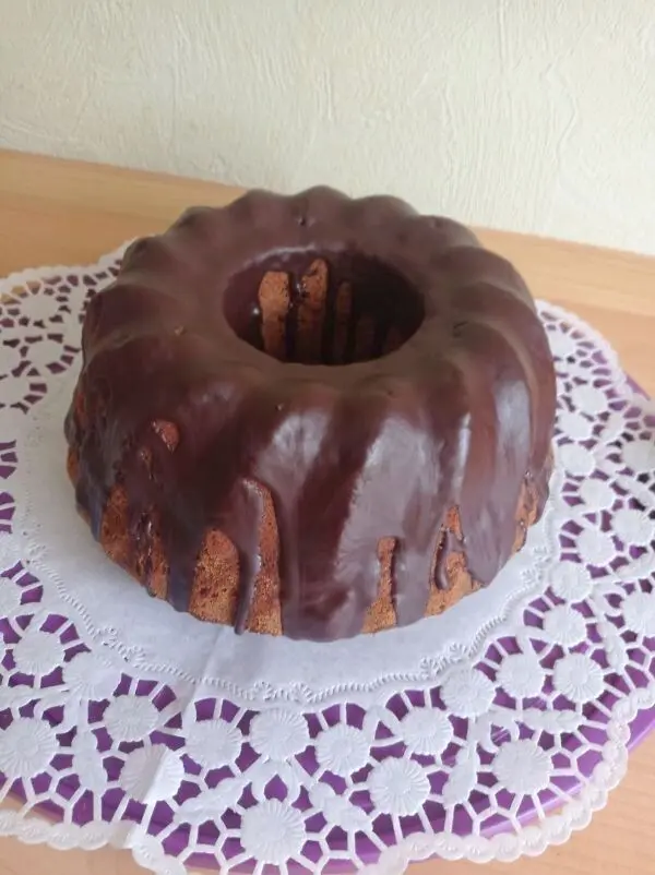Nach dem Auskühlen wird der Schokoguss geschmolzen und der Rotweinkuchen wird mit dem Guss dekoriert. 