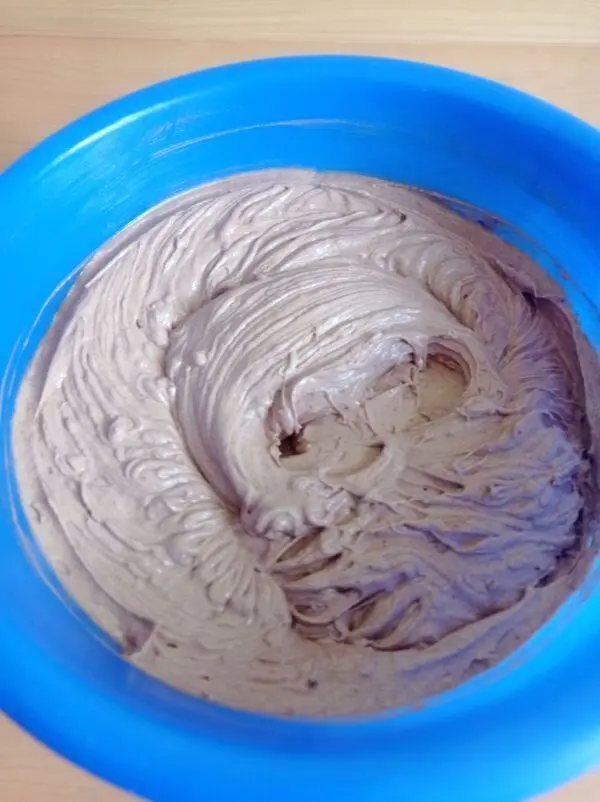 Für den Teig des Rotweinkuchens werden zuerst werden Butter, Eier, Zucker und Vanillezucker kräftig aufgeschlagen.