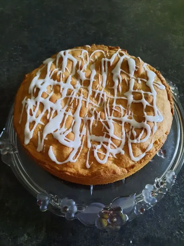 Mein gedeckter Apfelkuchen bekam dieses Mal eine Rum-Zucker-Glasur mit netzähnlicher Struktur. Mein gedeckter Apfelkuchen bekam dieses Mal eine Rum-Zucker-Glasur mit netzähnlicher Struktur.