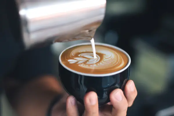 Eine stilvolle Kaffee-Ecke macht deinen Kaffeegenuss daheim besonders – sorge für deine persönliche Barista-Atmosphäre.