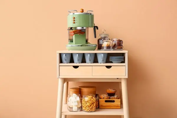 Mach aus einem alten Regal eine Kaffee-Ecke: So hast du alles griffbereit für den perfekten Kaffeegenuss, stilvoll und ordentlich arrangiert.