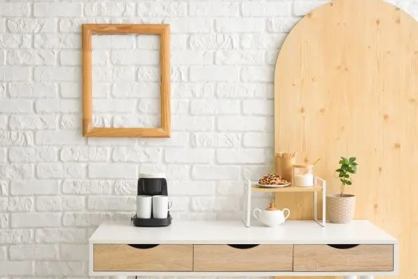 Schaffe deine eigene Kaffee-Ecke: Organisiere Kaffeemaschine, Tassen und Snacks stilvoll in deinem Zuhause.