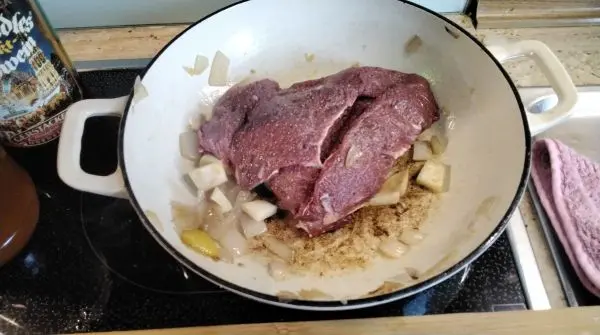 In einem Gussbräter habe ich die Rinderbacke von allen Seiten angebraten, dann kommt das Gemüse und Tomatenmark dazu.