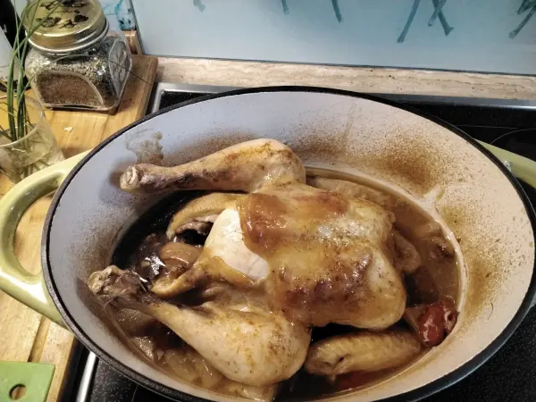 Saftiger Sonntagshahn aus dem Ofen: Im Bräter schmort das Hähnchen besonders aromatisch mit viel Soße und Gemüse – perfekt fürs Wochenende. Saftiger Sonntagshahn aus dem Ofen: Im Bräter schmort das Hähnchen besonders aromatisch mit viel Soße und Gemüse – perfekt fürs Wochenende.