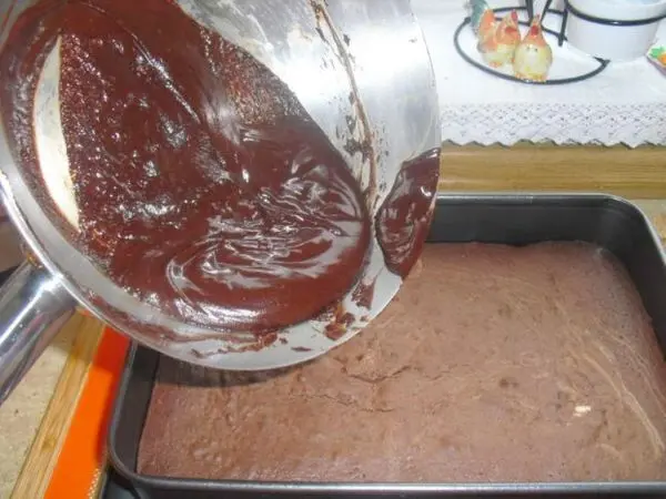 Der Höhepunkt ist das Topping, wie man so Neudeutsch sagt. Auf den gebackenen Boden läuft die Schokolade-Glasur.