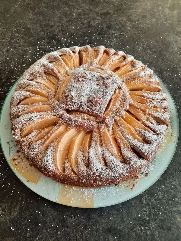 Mit einem Hauch von Puderzucker kam mein Haselnuss-Apfelkuchen auf die Kaffeetafel. So sch&ouml;n kann Apfelkuchen sein.