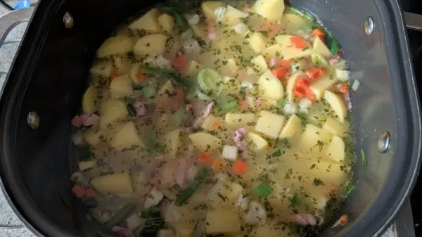 Mit kochendem Wasser ablöschen und würzen mit der Gewürzmischung.