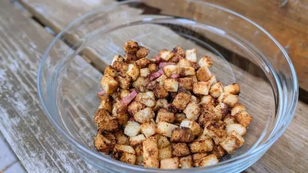 Die fertigen, knusprigen Croûtons, die ich ihn einer kleinen tragbaren Heißluftfritteuse gemacht habe.