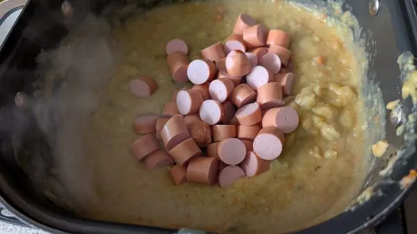 Nach dem Dampfgaren pürieren, Wurstscheiben & Gewürzmischung zufügen und abschmecken.